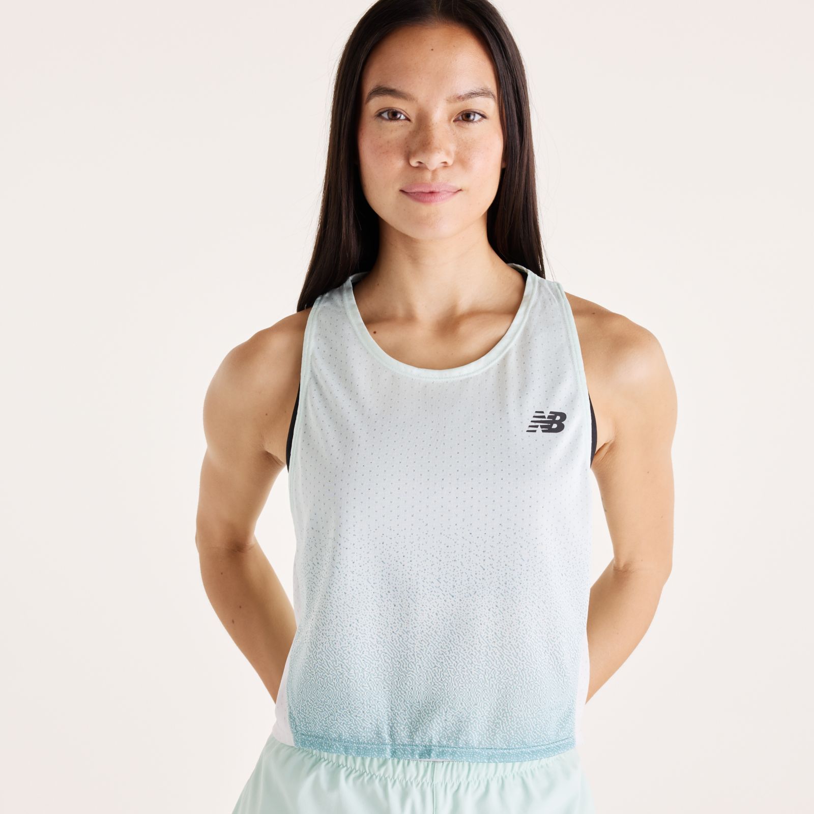 Женские футболки New Balance Viz-Tech Run Singlet — фото 3