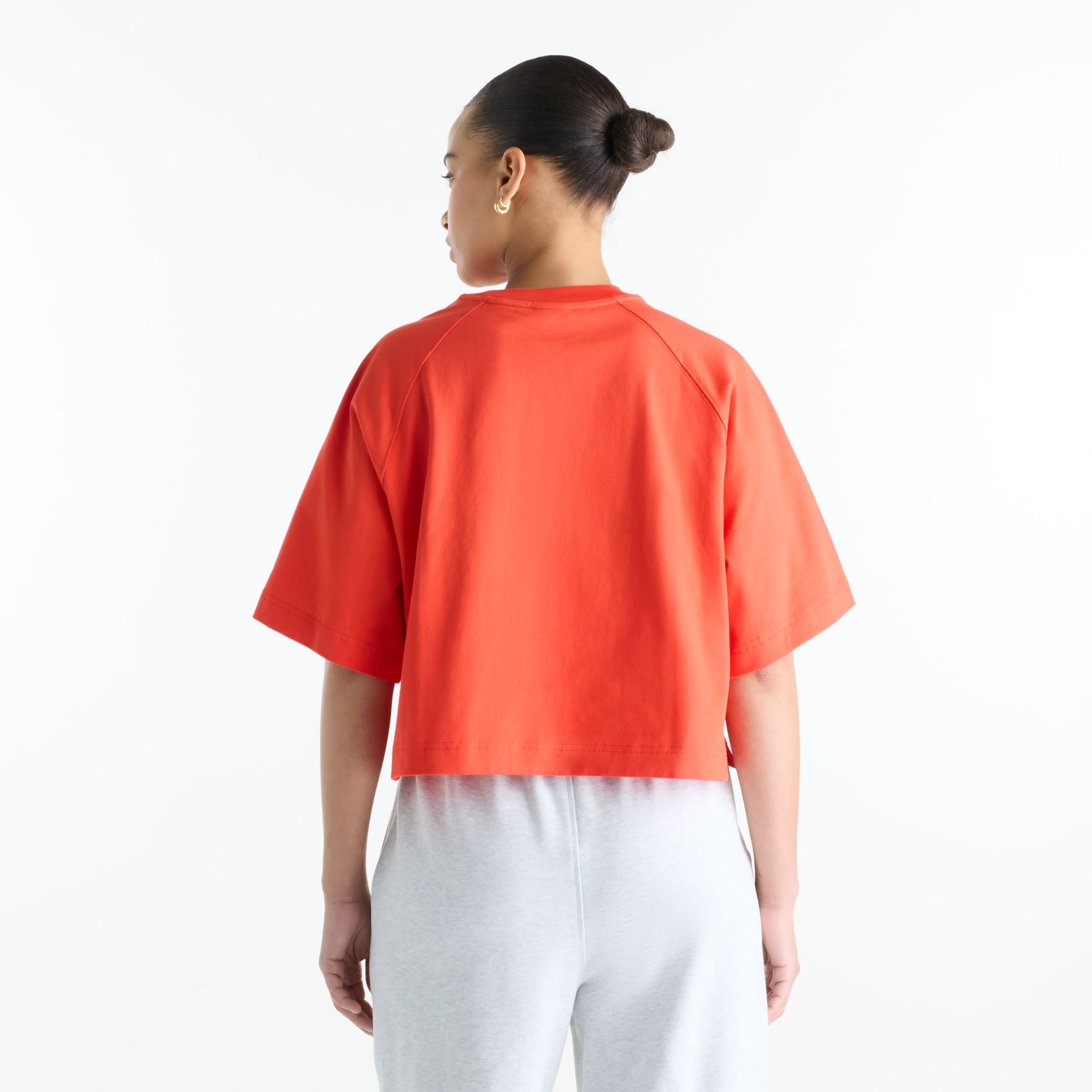 Nisaa is wearing size S and is 5'10"/177.8cm. Chest: 32"/81.28cm, Waist: 26"/66.04cm, Hips: 39"/99.06cm