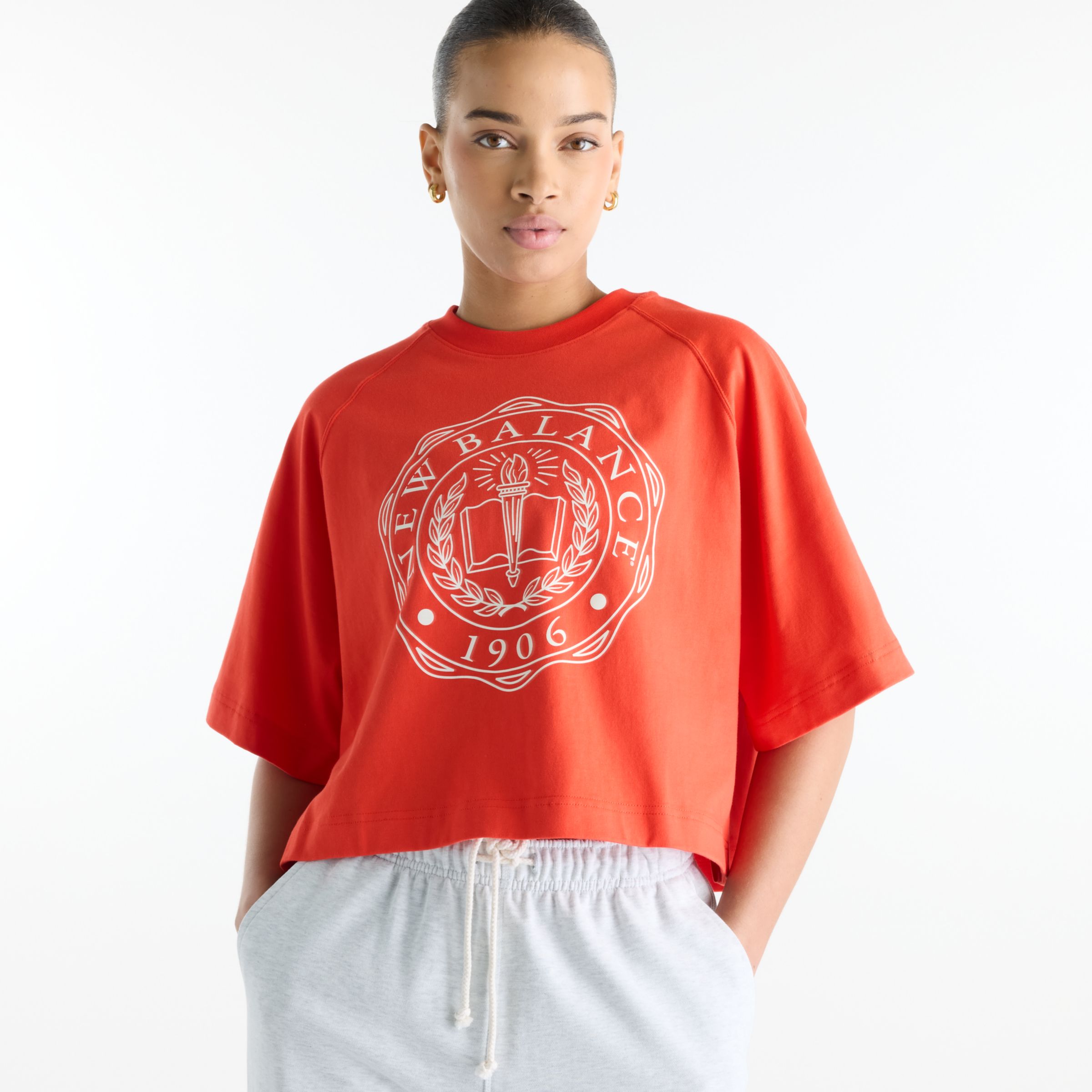 Nisaa is wearing size S and is 5'10"/177.8cm. Chest: 32"/81.28cm, Waist: 26"/66.04cm, Hips: 39"/99.06cm