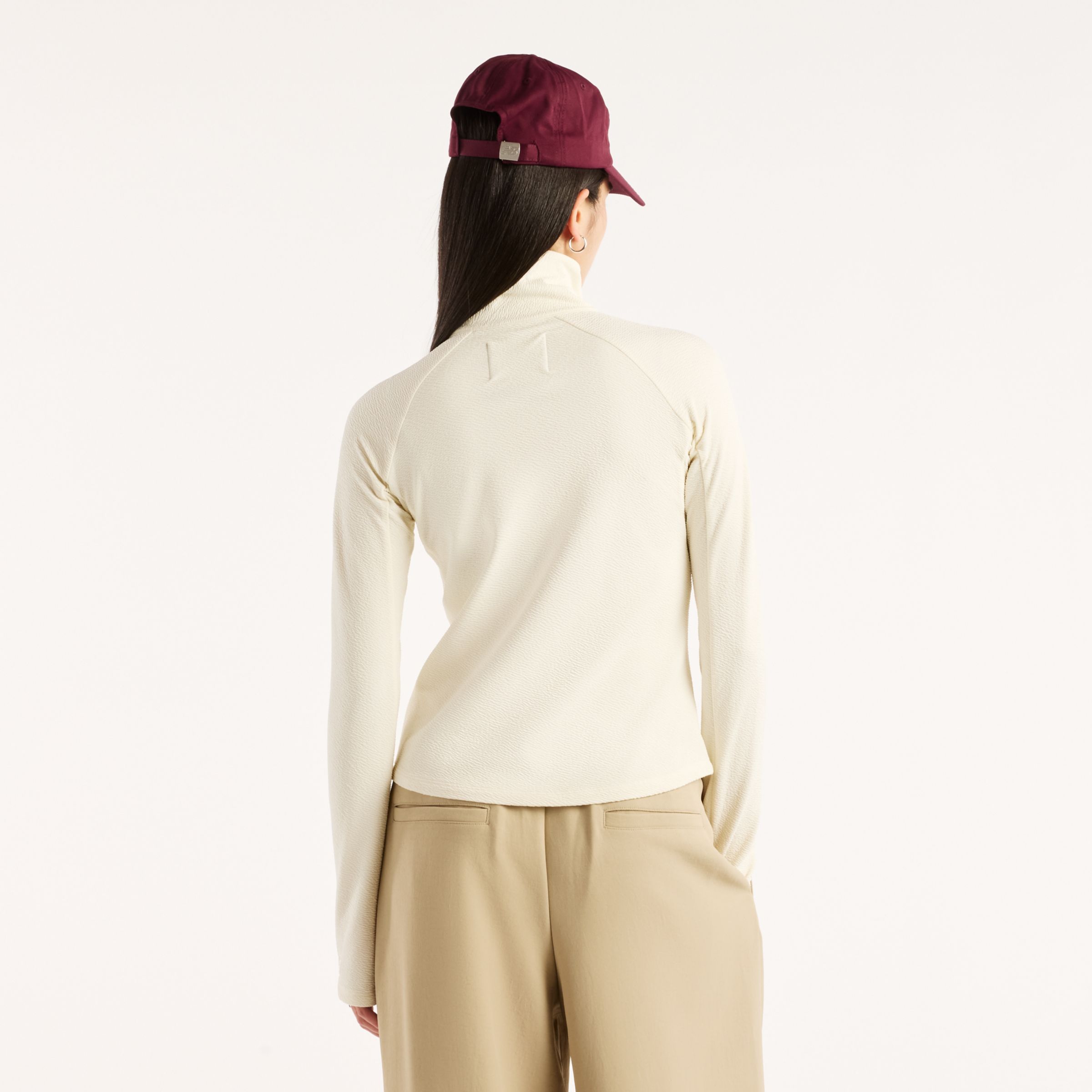 Augustina 穿著尺碼 S, 身高 5'7"/171cm 公分. 胸圍 : 32"/81cm, 腰圍 : 24"/61cm, 臀圍 : 36.25"/92cm