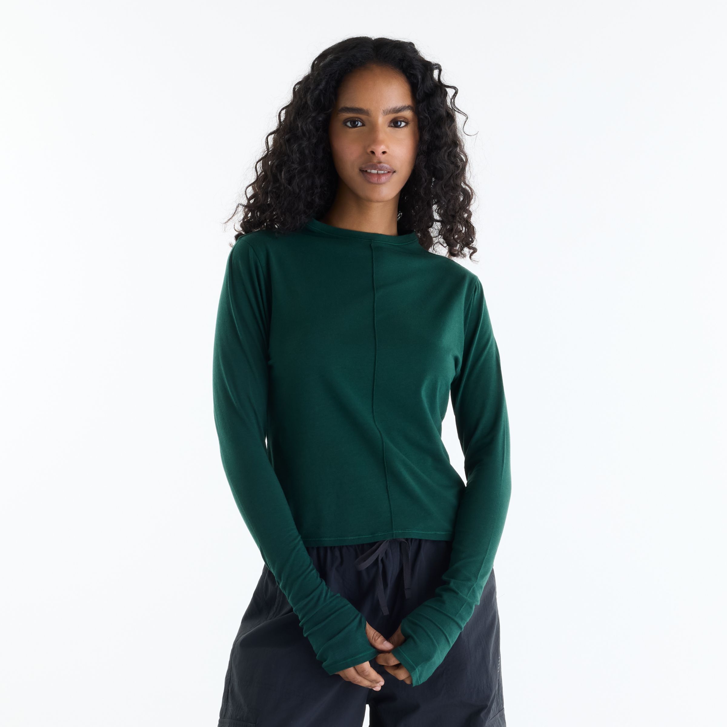 Eileen is wearing size S and is 5'9"/175.26cm. Chest: 33"/83.82cm, Waist: 25"/63.5cm, Hips: 38"/96.52cm