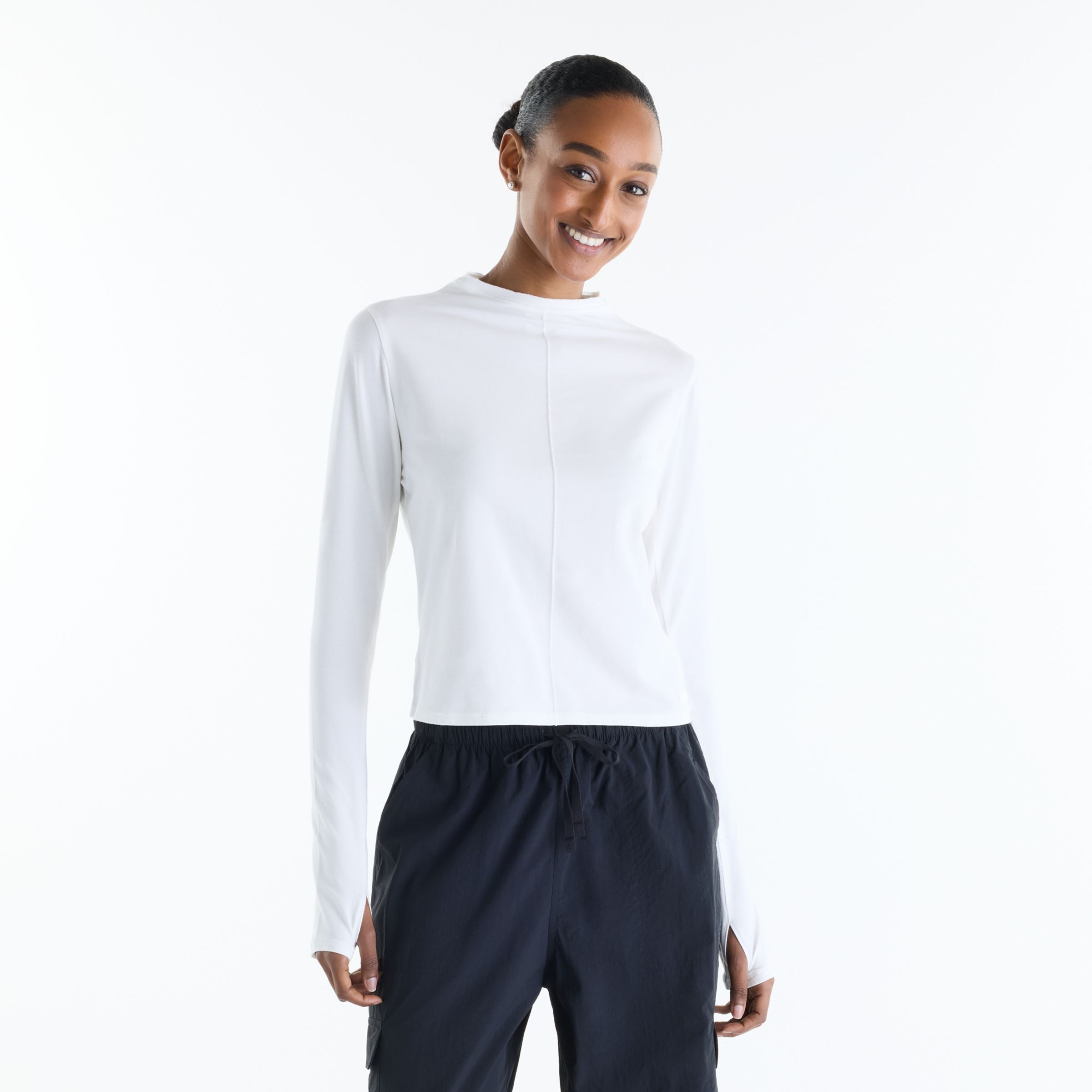 Lihem tr&auml;gt Gr&ouml;&szlig;e S und ist 5'10"/177.8cm gro&szlig;. Brust : 31"/78.74cm, Taille : 25"/63.5cm, H&uuml;fte : 37"/93.98cm
