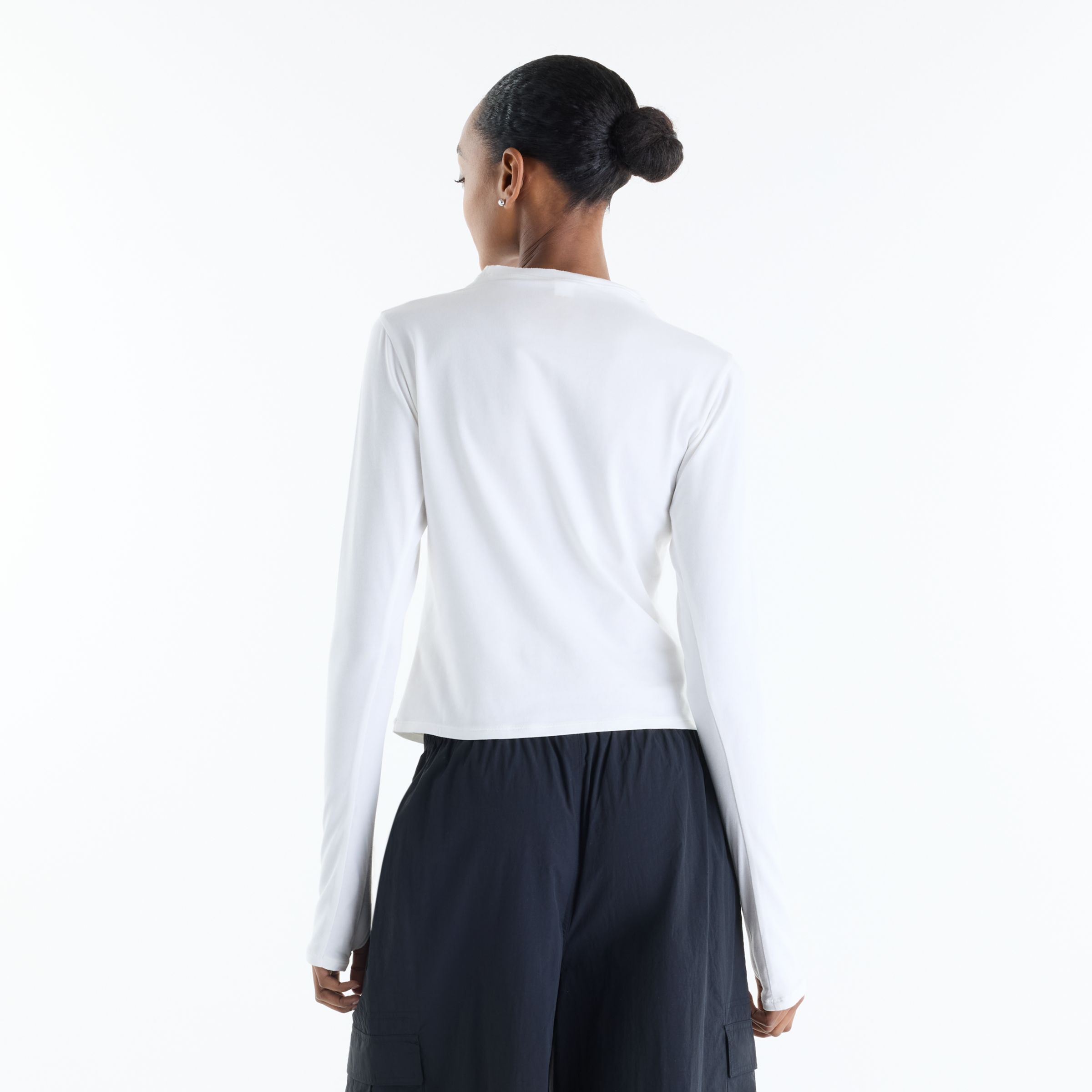 Lihem tr&auml;gt Gr&ouml;&szlig;e S und ist 5'10"/177.8cm gro&szlig;. Brust : 31"/78.74cm, Taille : 25"/63.5cm, H&uuml;fte : 37"/93.98cm