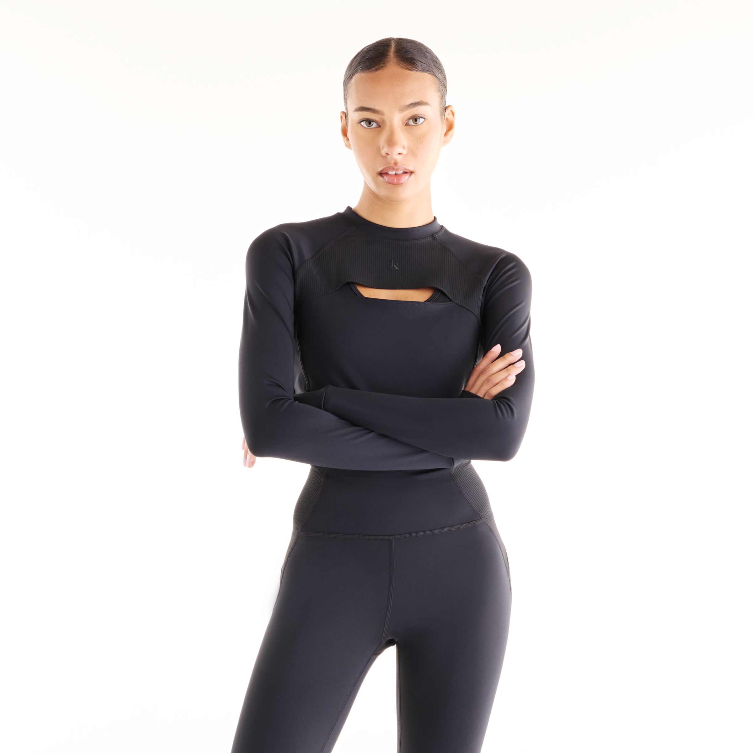 Lola is wearing size S and is 5'8"/172.72cm. Chest: 31.5"/80.01cm, Waist: 25.5"/64.77cm, Hips: 36"/91.44cm