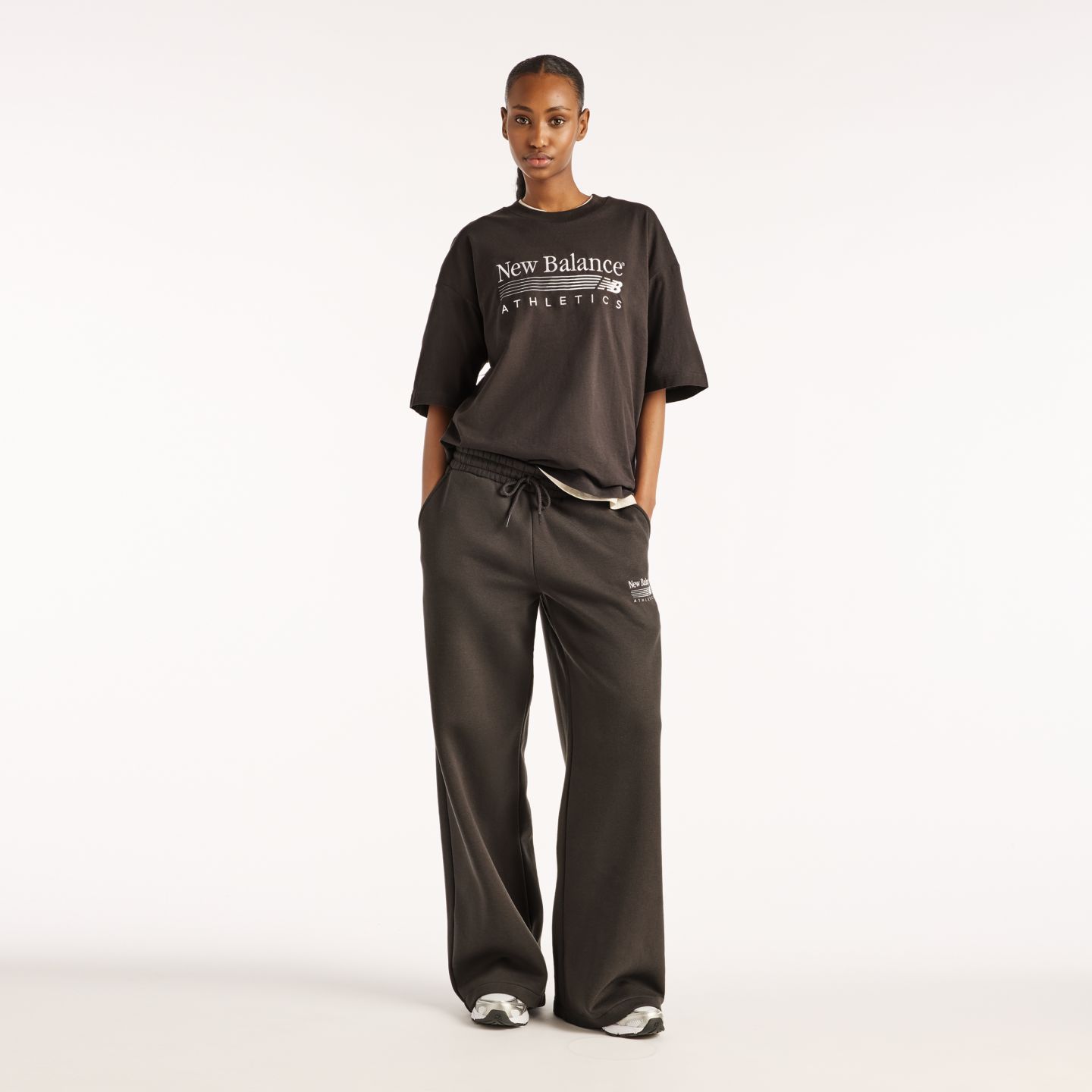 Женская футболка New Balance Trackside Oversized, цвет: Чёрный — фото 2