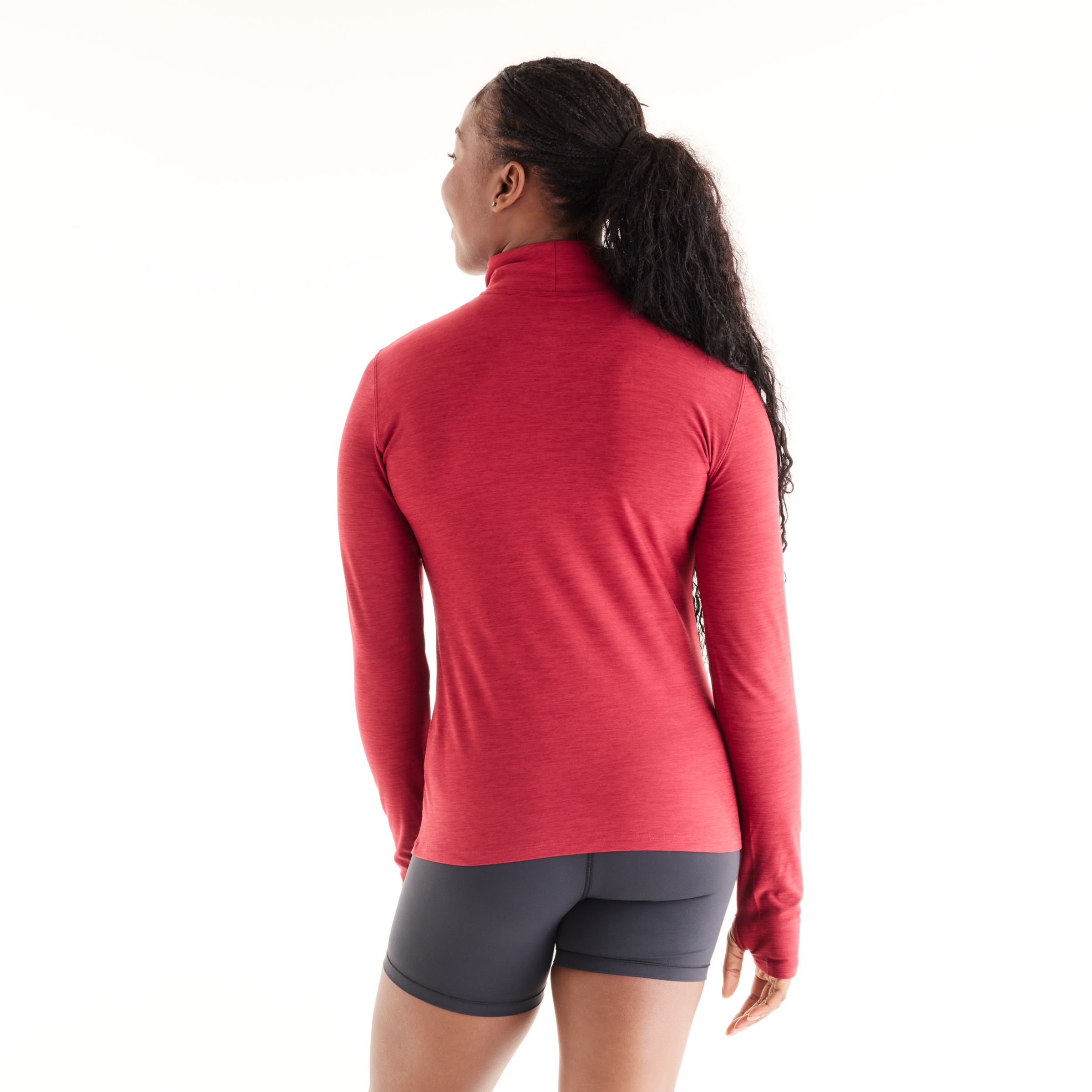 Isio-Maya is wearing size S and is 5'8"/172.72cm. Chest: 34"/86.36cm, Waist: 27.5"/69.85cm, Hips: 39"/99.06cm