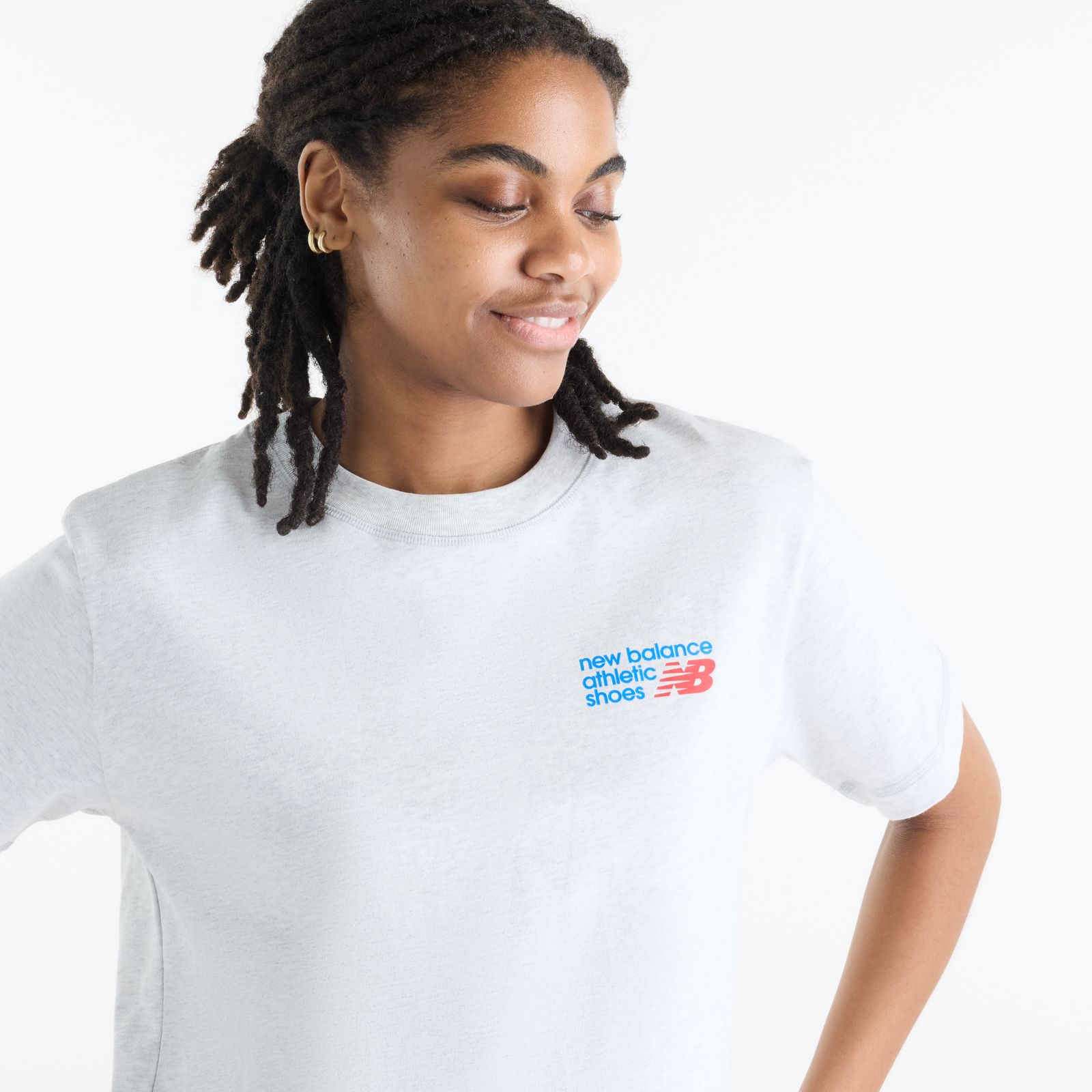Женские футболки New Balance Athletics Premium Logo Hip Length Relaxed T-Shirt — фото 2