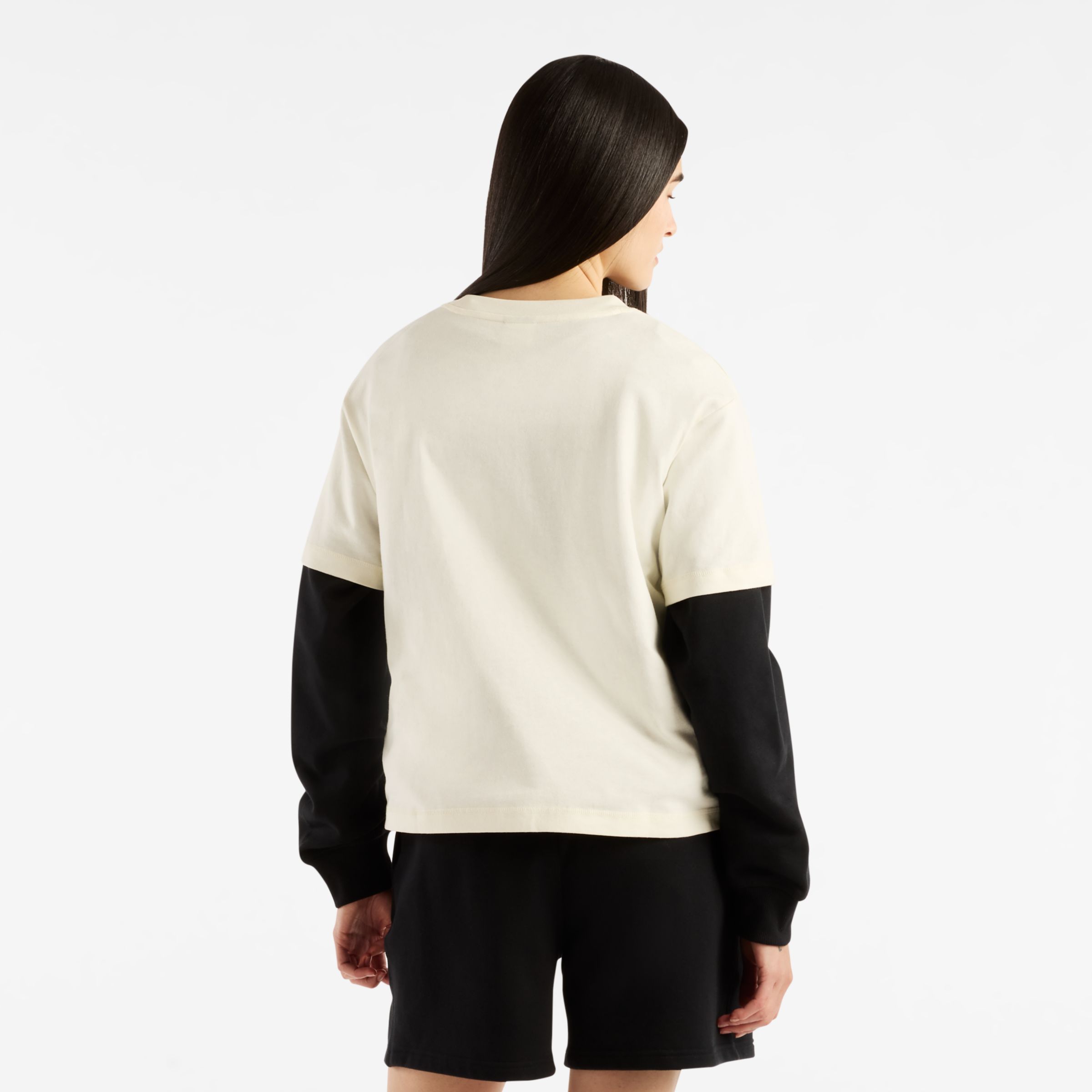 Augustina 穿著尺碼 S, 身高 5'7"/171cm 公分. 胸圍 : 32"/81cm, 腰圍 : 24"/61cm, 臀圍 : 36.25"/92cm