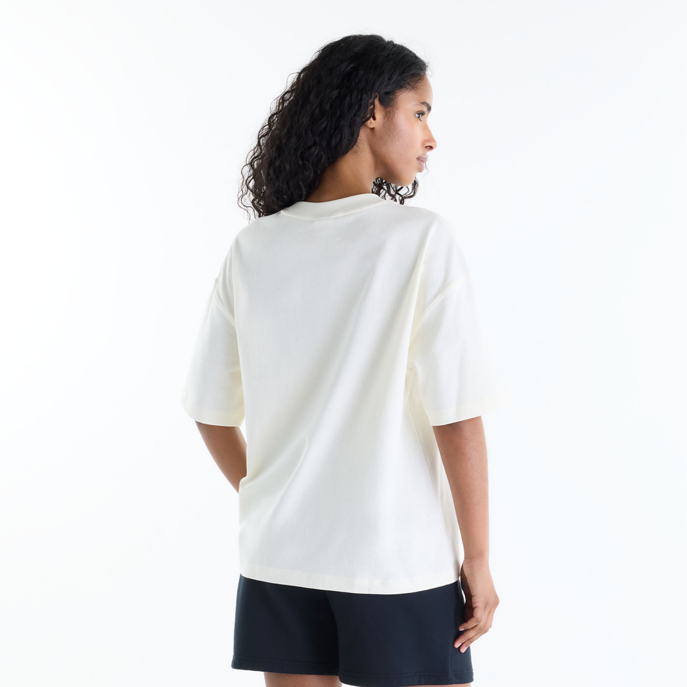Eileen is wearing size S and is 5'9"/175.26cm. Chest: 33"/83.82cm, Waist: 25"/63.5cm, Hips: 38"/96.52cm