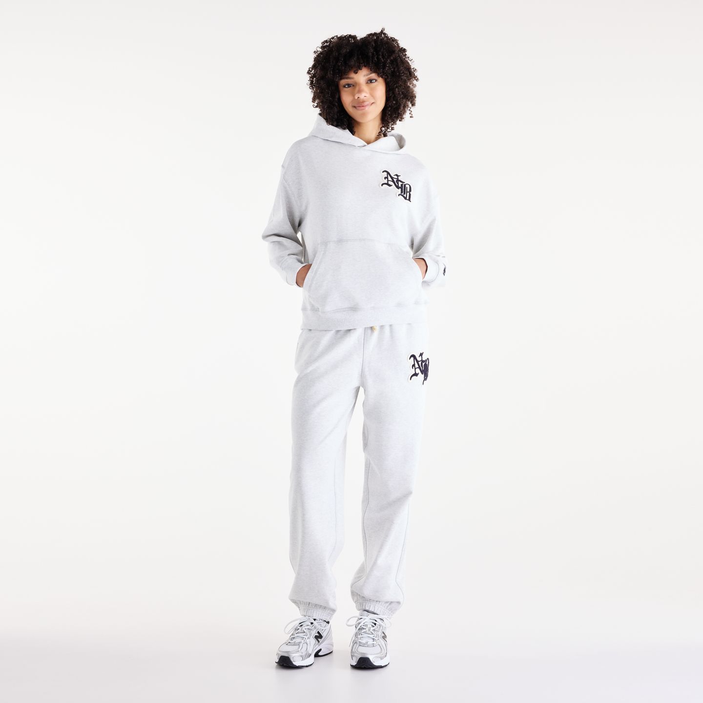 Женское худи New Balance Varsity Oversized, цвет: Пепельный меланжевый разноцветный — фото 2