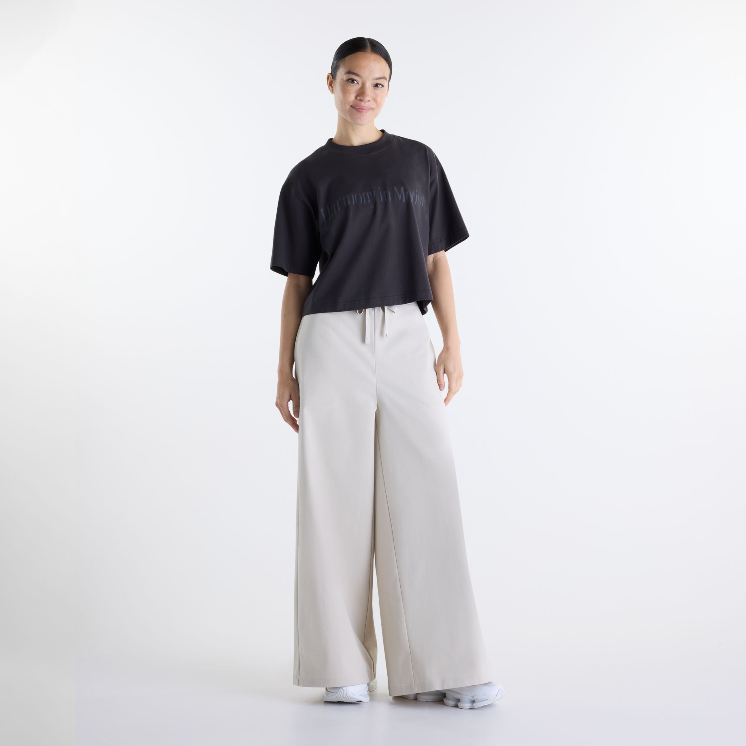 Gemma is wearing size S and is 5'7"/170.18cm. Chest: 30.5"/77.47cm, Waist: 24"/60.96cm, Hips: 35"/88.9cm