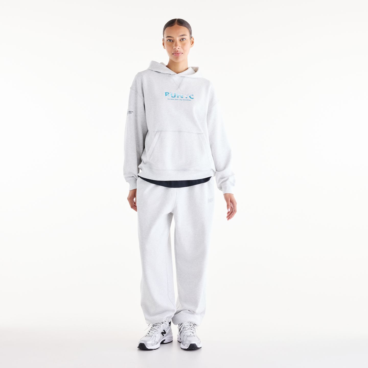 Женское худи New Balance NYC Marathon Athletics French Terry Graphic - Liberty, цвет: Пепельный меланжевый — фото 2