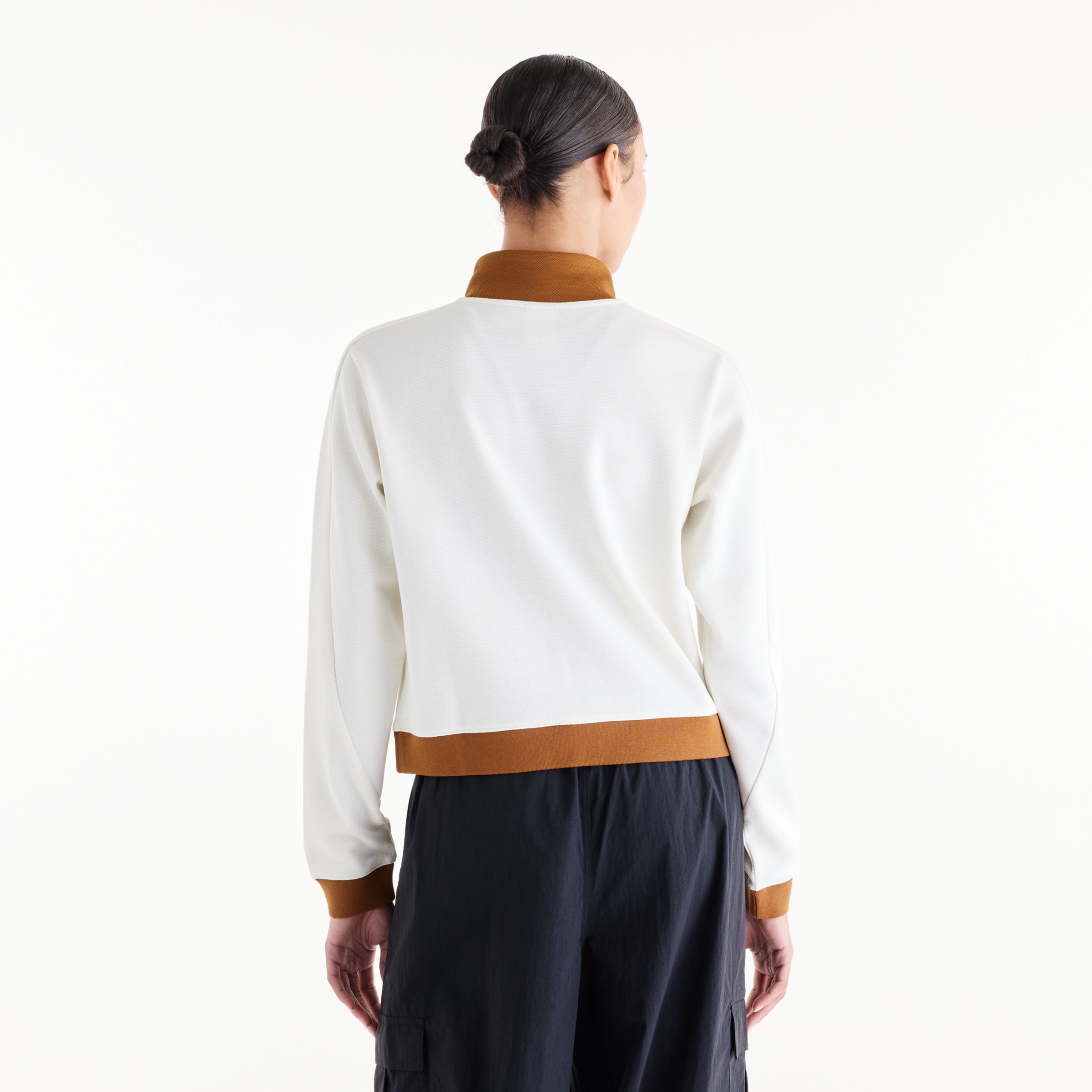 Lola is wearing size S and is 5'8"/172.72cm. Chest: 31.5"/80.01cm, Waist: 25.5"/64.77cm, Hips: 36"/91.44cm