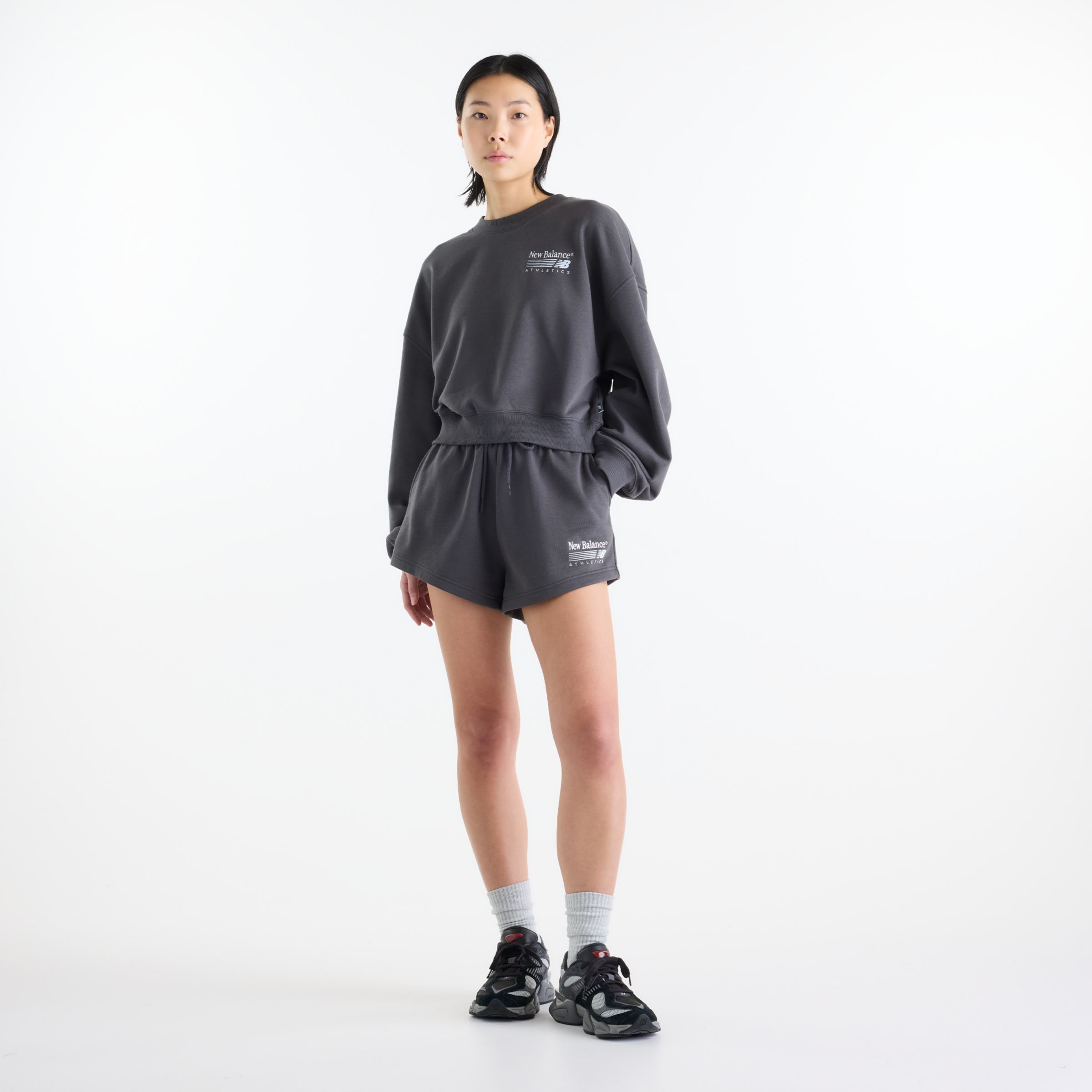 Suhyun Shin is wearing size S and is 5'7"/170.18cm. Chest: 30"/76.2cm, Waist: 24"/60.96cm, Hips: 35"/88.9cm