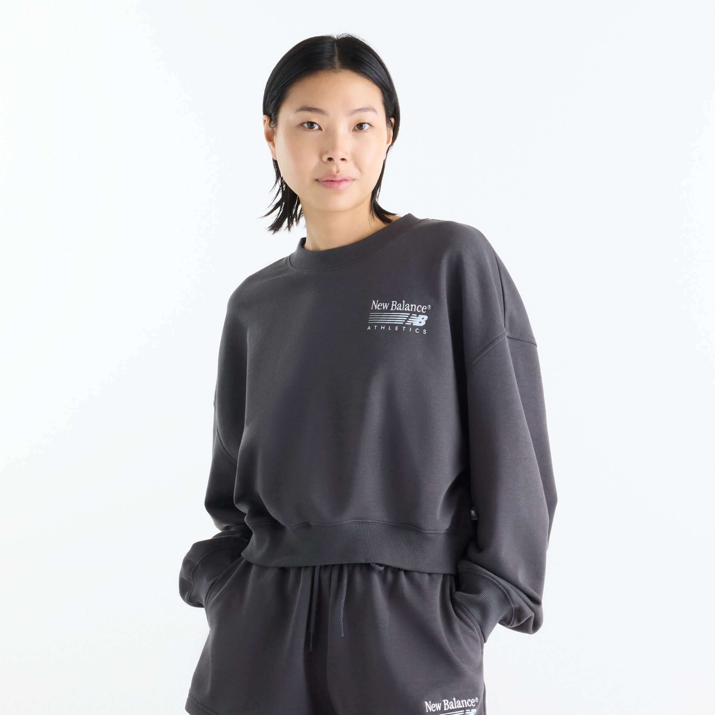 Suhyun Shin is wearing size S and is 5'7"/170.18cm. Chest: 30"/76.2cm, Waist: 24"/60.96cm, Hips: 35"/88.9cm