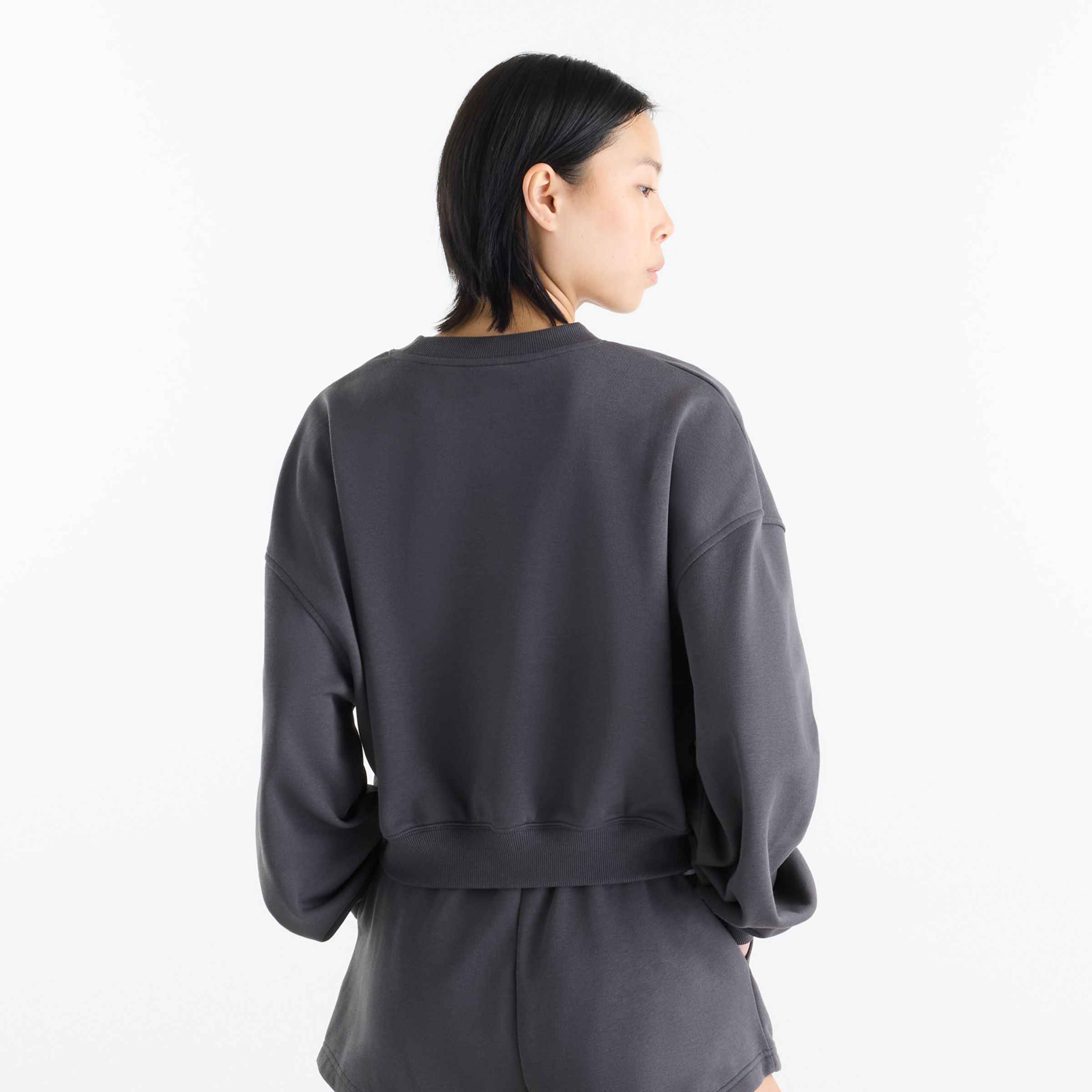 Suhyun Shin is wearing size S and is 5'7"/170.18cm. Chest: 30"/76.2cm, Waist: 24"/60.96cm, Hips: 35"/88.9cm