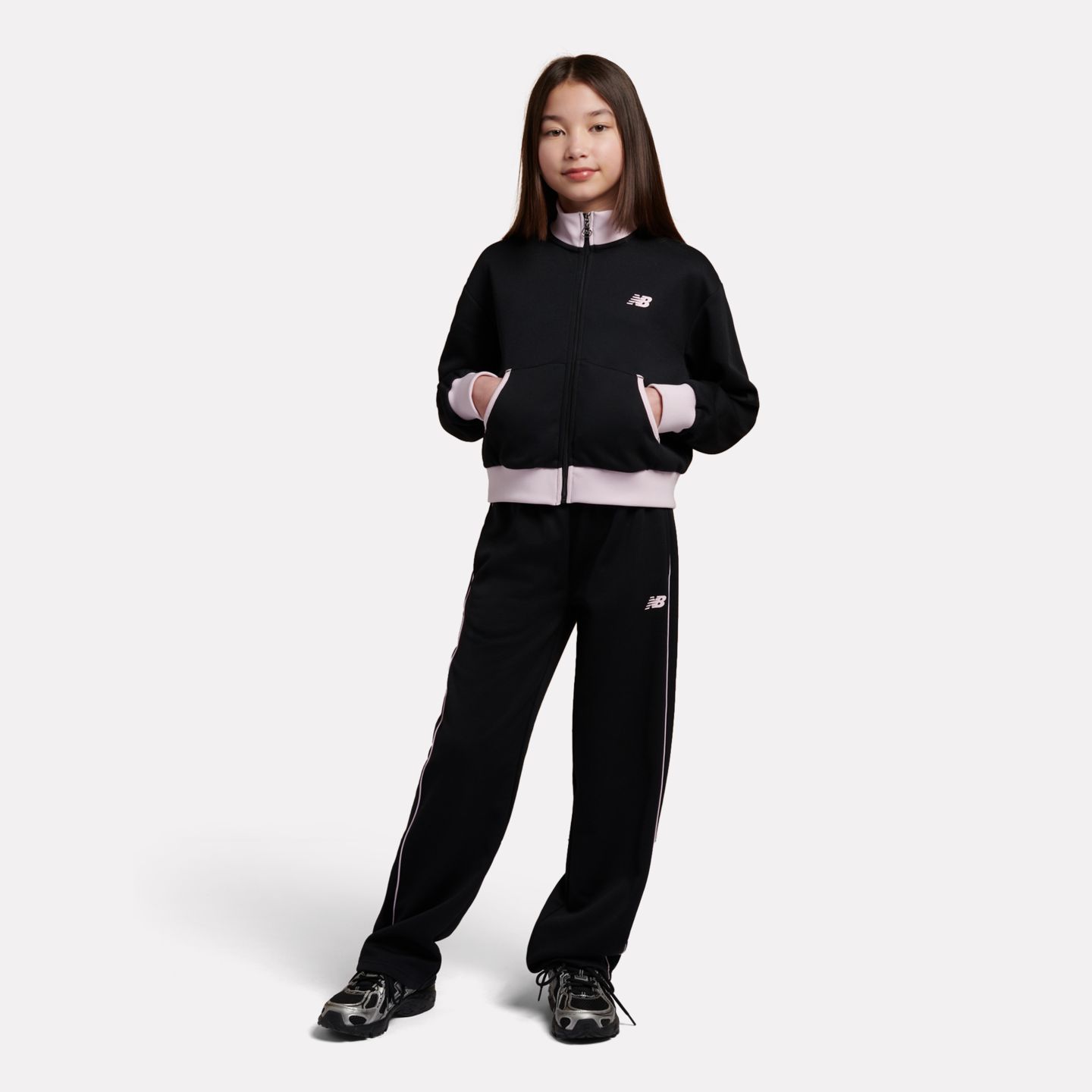 Детские брюки New Balance Athletics Varsity Track Pant, цвет: Чёрный — фото 2