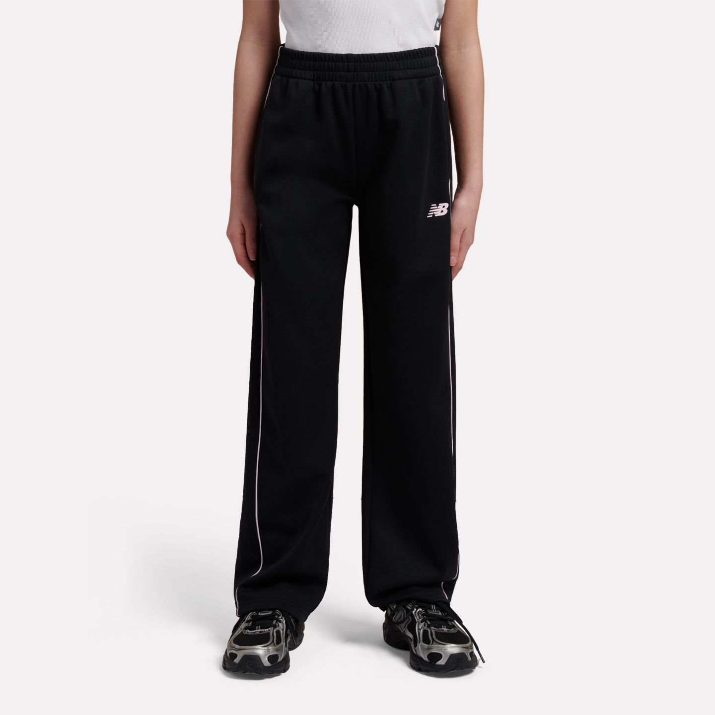 Детские брюки New Balance Athletics Varsity Track Pant, цвет: Чёрный — фото 1